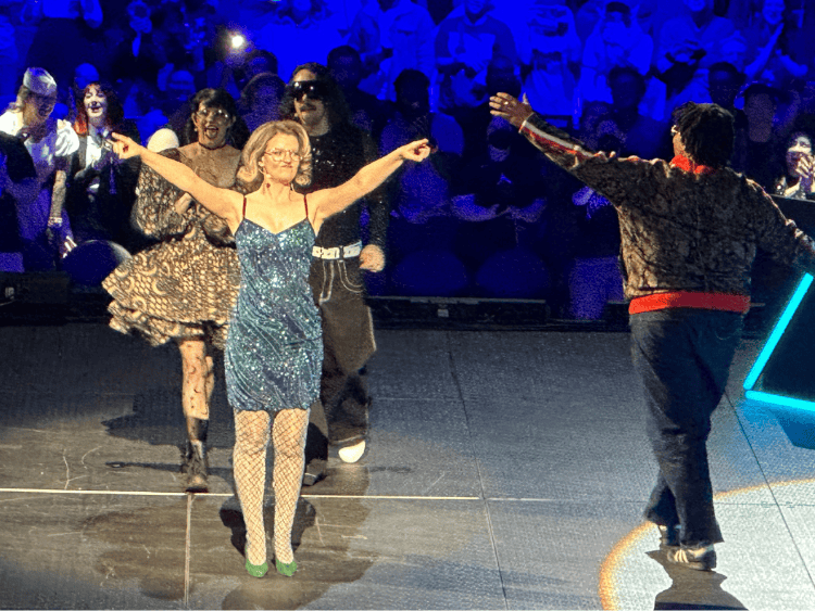 Siobahn raises her arms and addresses the crowd at Viva Más Vegas