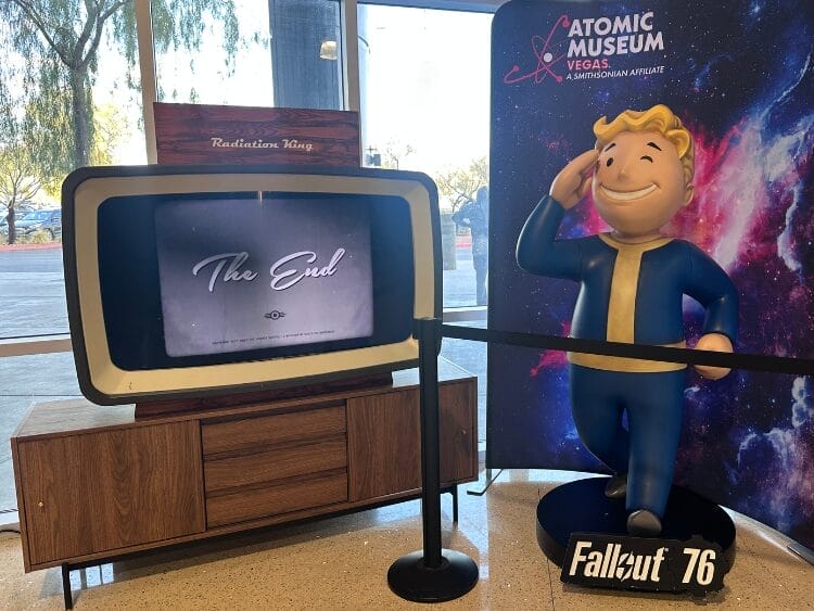 Lobby of the Atomic Museum. On the left is a TV set up with stylized text saying "the end." On the right is a large Vault Boy giving a thumbs up.